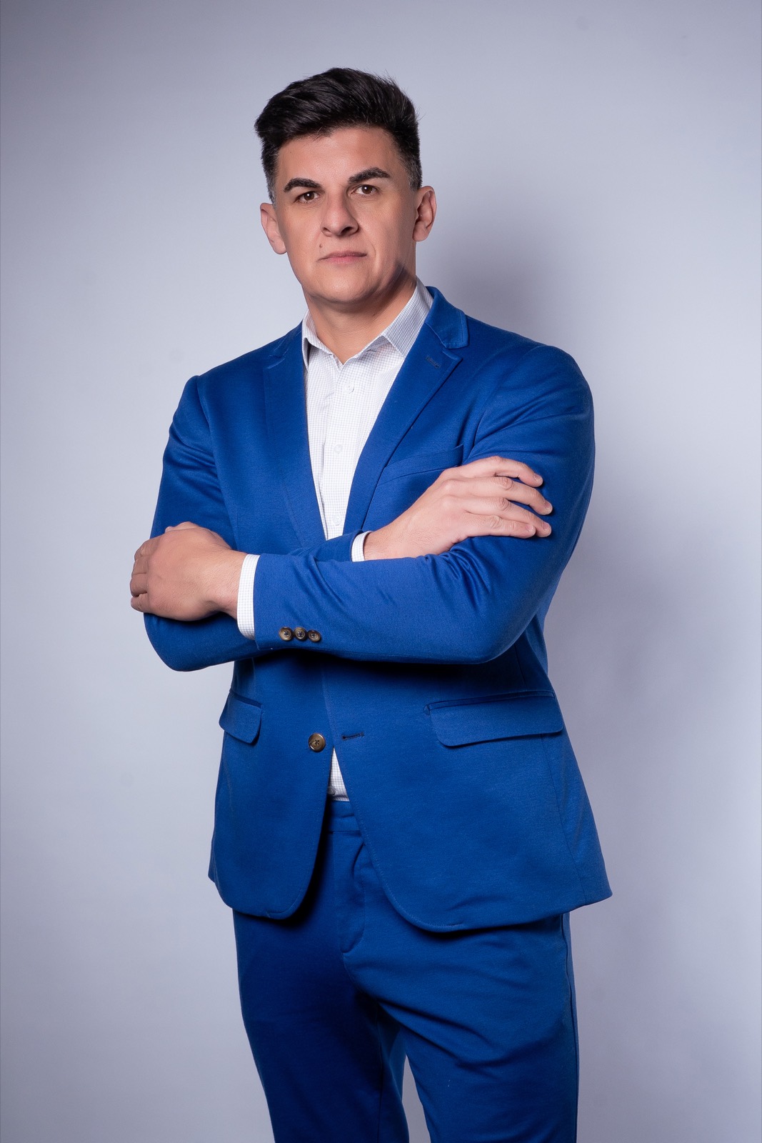 Fabiano Maestro de braços cruzados, terno azul royal