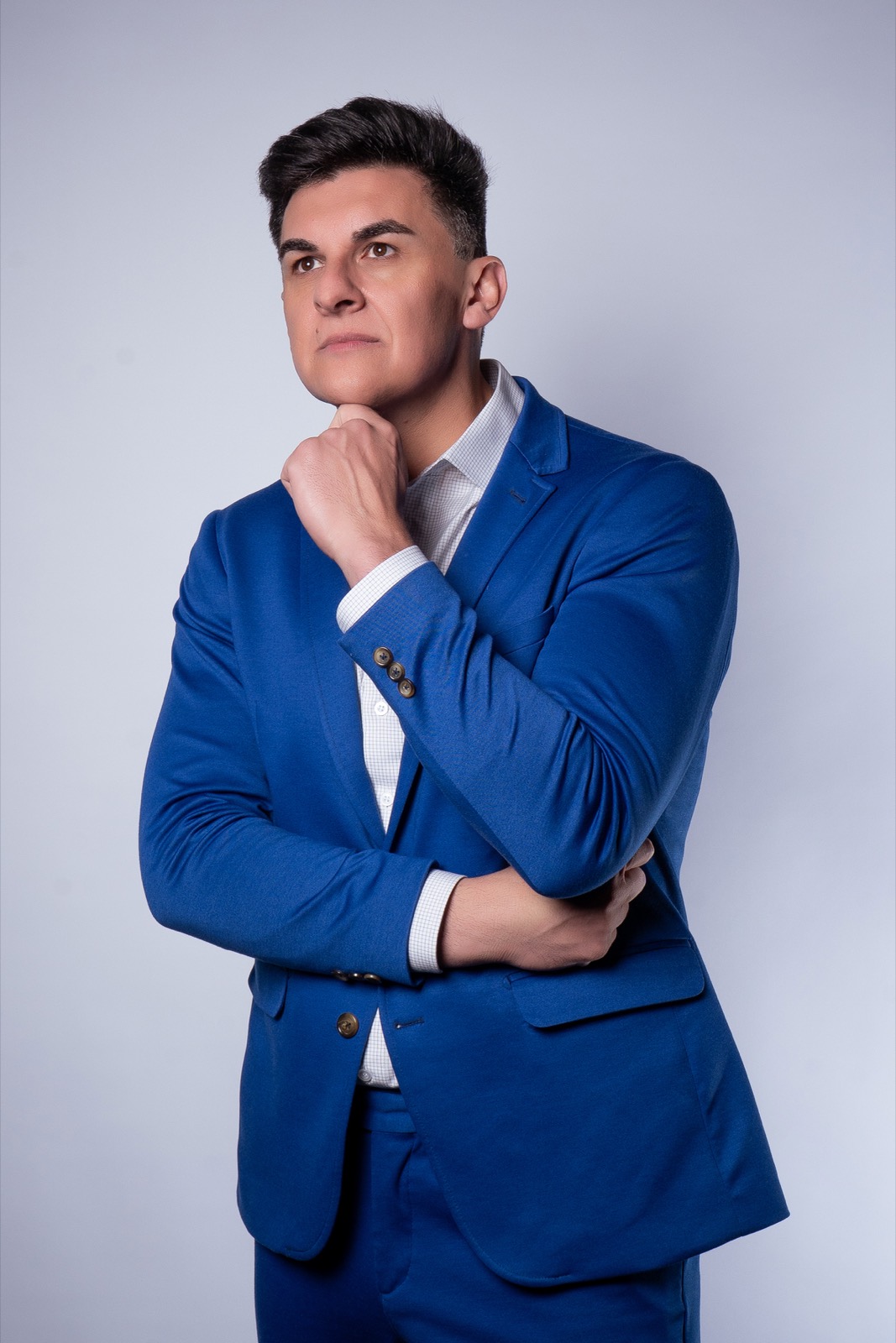 Fabiano Maestro pensativo, com a mão no queixo