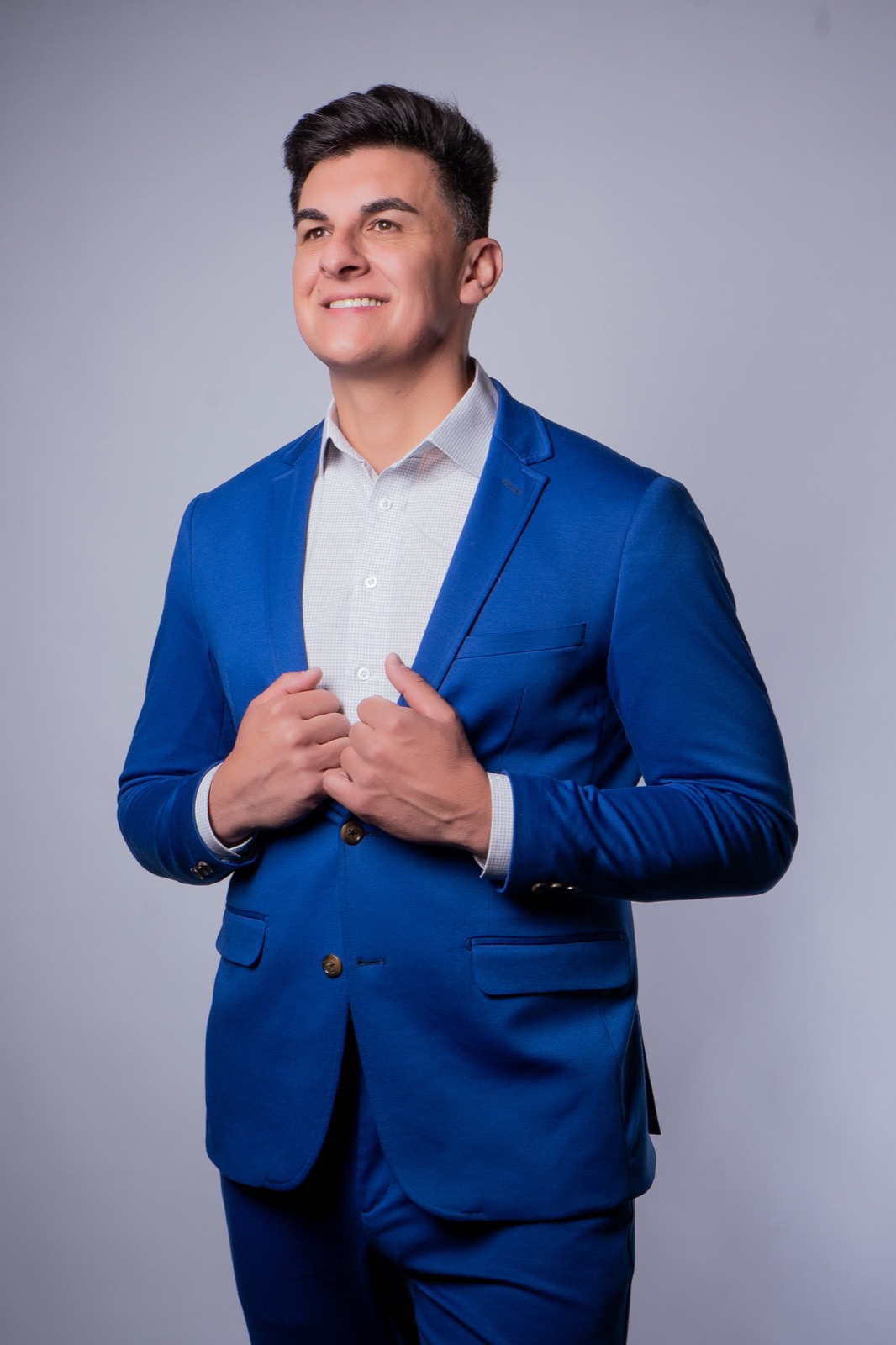 Fabiano Maestro ajustando as lapelas de um terno azul royal sob medida