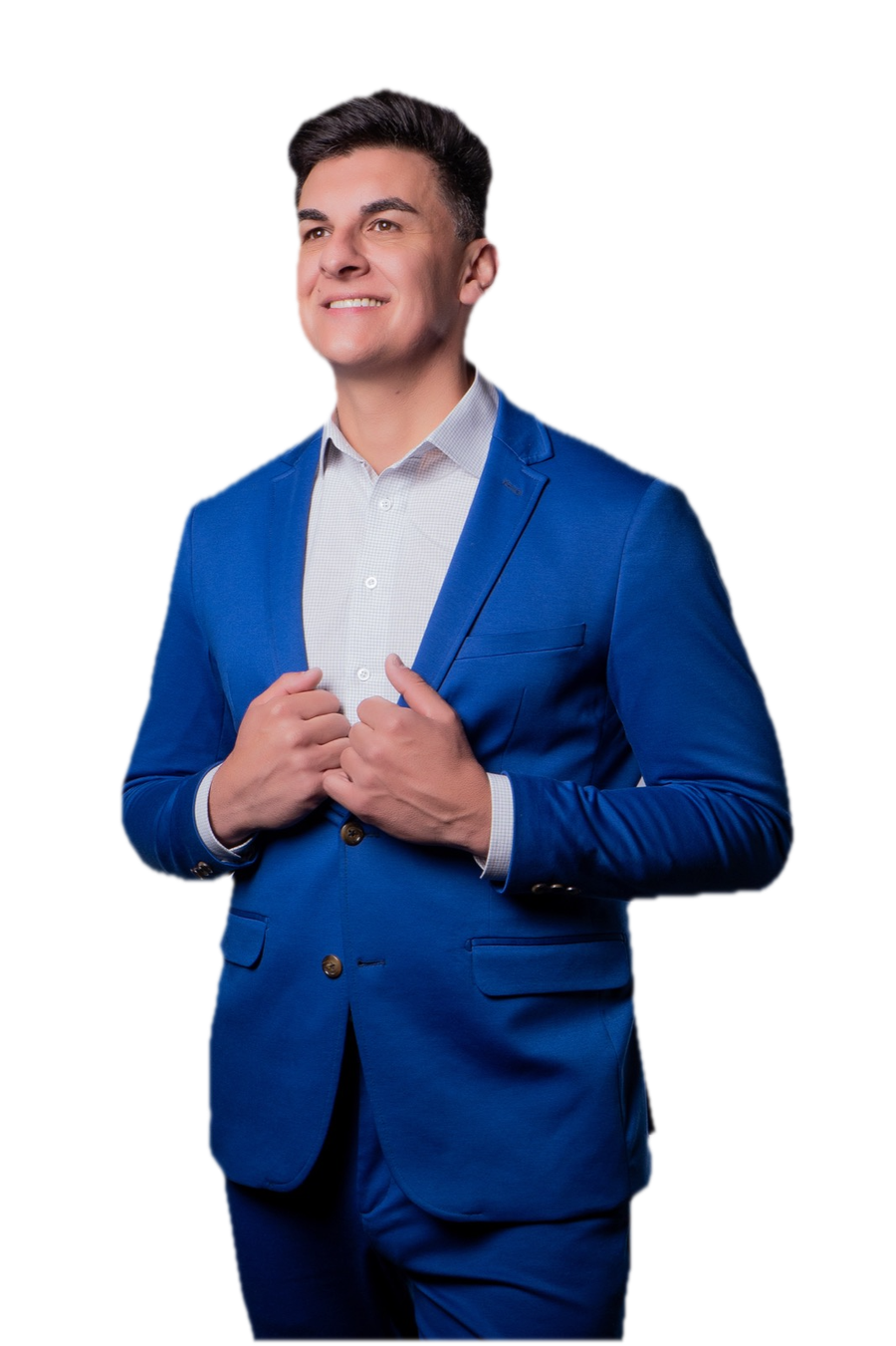 Fabiano Maestro ajustando as lapelas de um terno azul royal sob medida